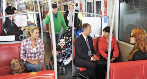 Die an 1. Mai 2012 geltende Tarifreform der Wiener Linien wirkt sich auf viele positiv aus. (Bildrechte der abgebildeten Personen wurden zugunsten der Wiener Linien abgegeben - Veröffentlichung uneingeschränkt möglich!)