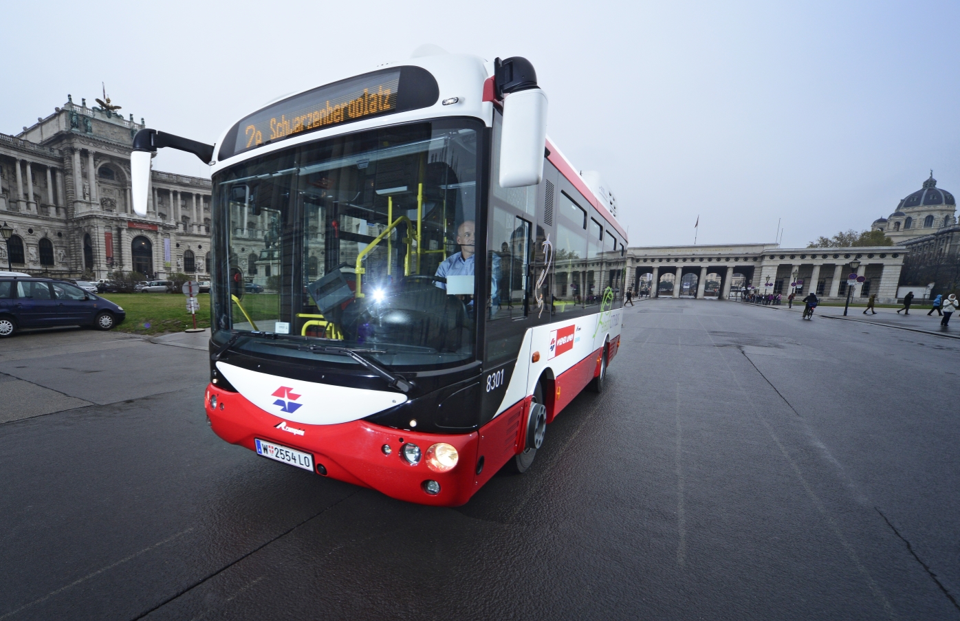 Bereits auf der Linie 2A im Einsatz: der voll-elektrische City-Bus. Hier im Bereich Heldenplatz.