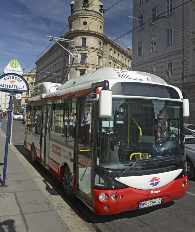 Die Wiener Linien präsentieren den neuen Elektrobus für die Innenstadt, bei der Aufladung an der Oberleitung in der Endstelle.