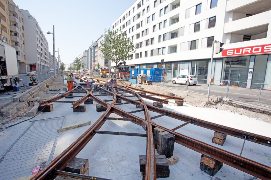 Bauarbeiten Verbindungsstrecke Tokiostraße in Kagran, Erste Schienen liegen, Juni 2012