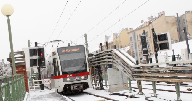 Zug der Linie U6 der Type T fährt bei winterlichen Bedingungen und Schneefall in die Station Josefstädterstraße Richtung Floridsdorf ein.