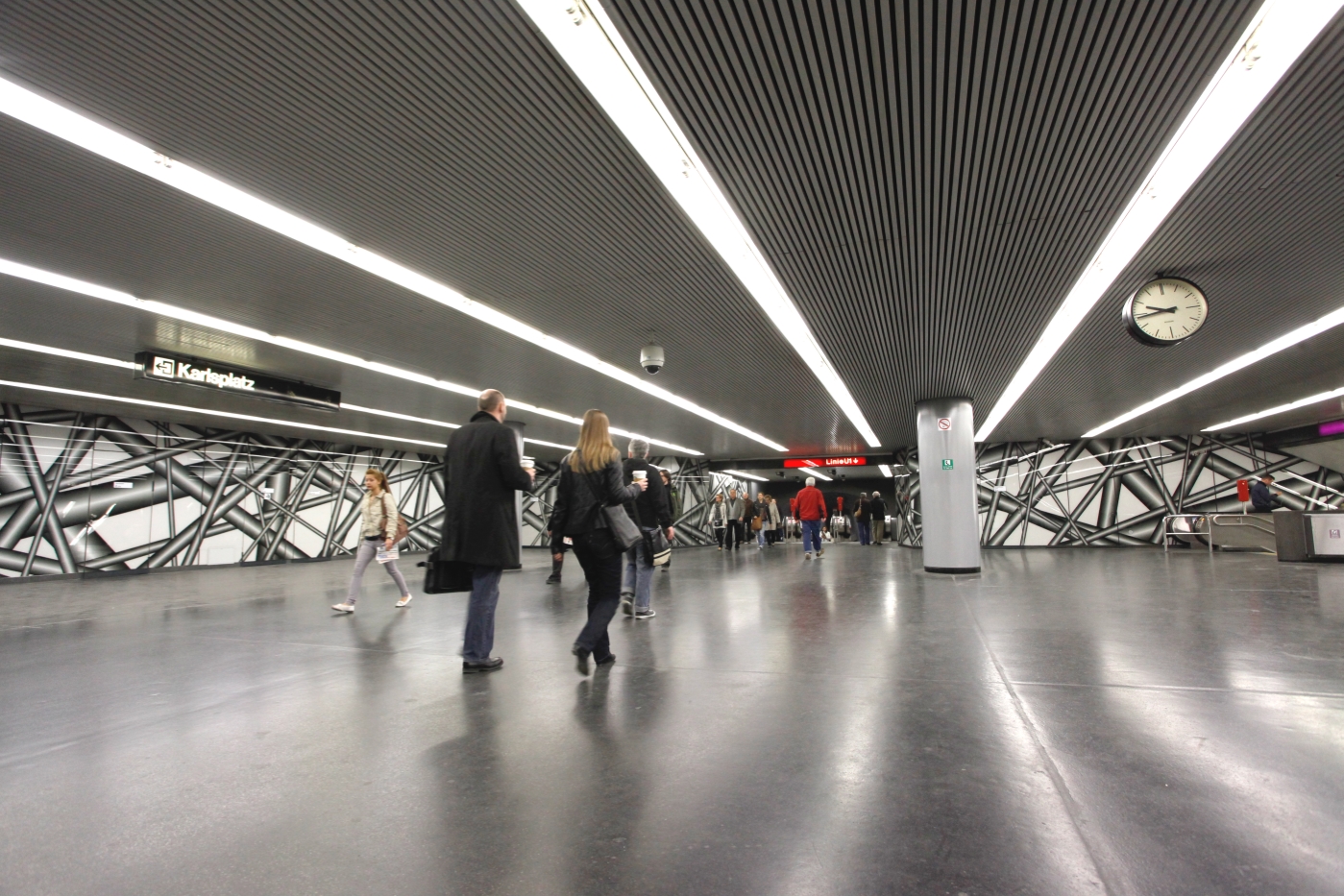 Das von Peter Kogler künstlerisch gestaltete Zwischengeschoß in der U-Bahn-Station Karlsplatz.