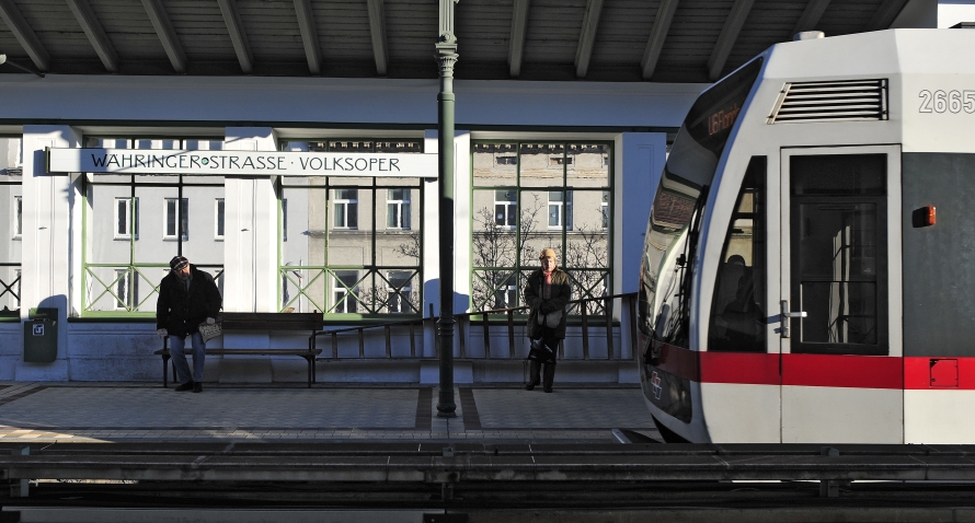 U-Bahn Zug der Linie U6 in der Station Währinger Straße / Volksoper.