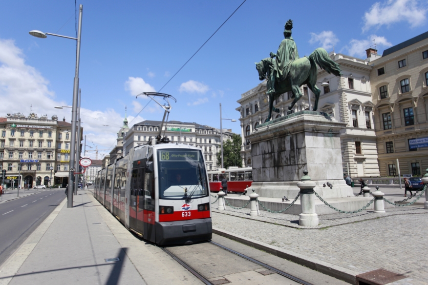 Vom 7. Juli bis 26. August 2012 können wegen der Bauarbeiten auf der U1 im Abschnitt Schwedenplatz bis Reumannplatz keine U-Bahn-Züge unterwegs sein. Die Ersatz-Straßenbahnlinien 66 und 68 verkehren zwischen Favoriten und dem Zentrum.