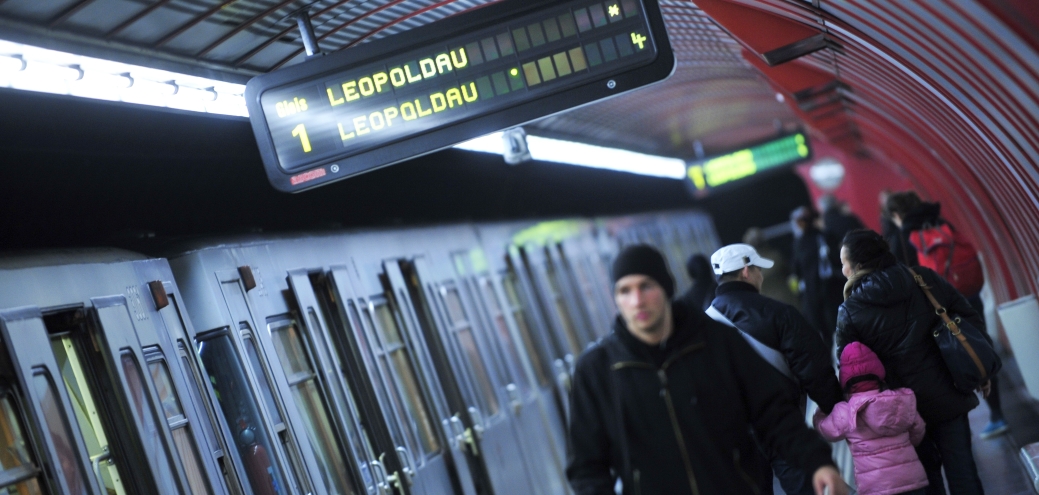 U-Bahn Zug der Linie U1  in der Station Hauptbahnhof.