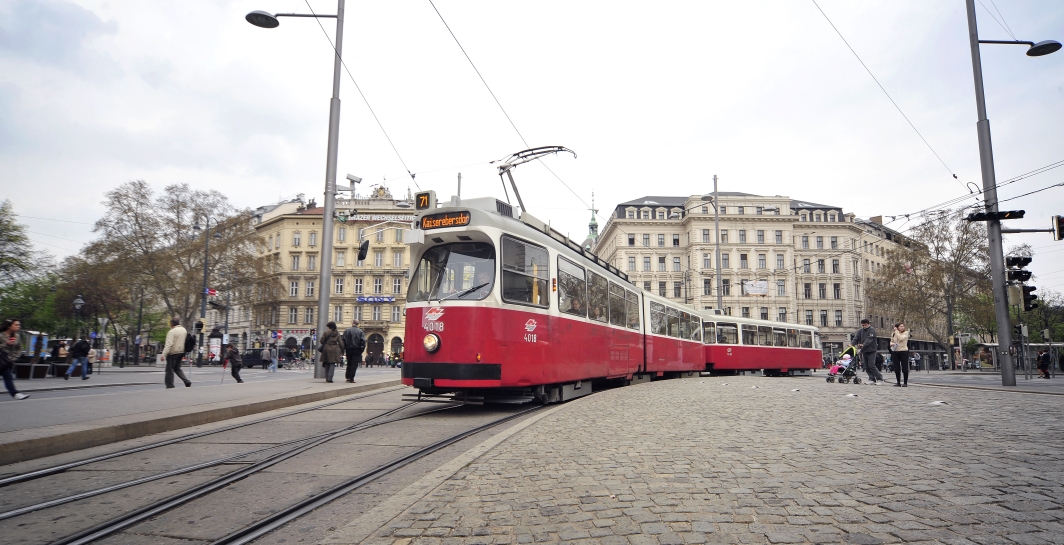 Straßenbahn der Linie 71 im Bereich Schwarzenbergplatz.