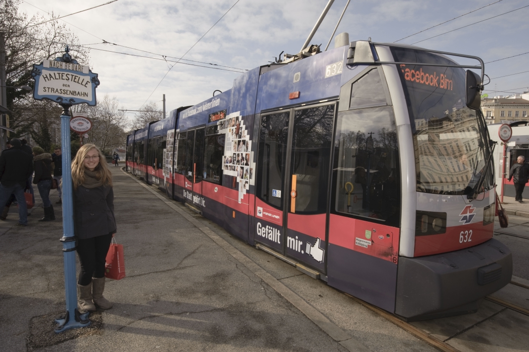 Fototermin mit den zwei Facebook-Bims und der Facebook Community am Bahnhof Favoriten.