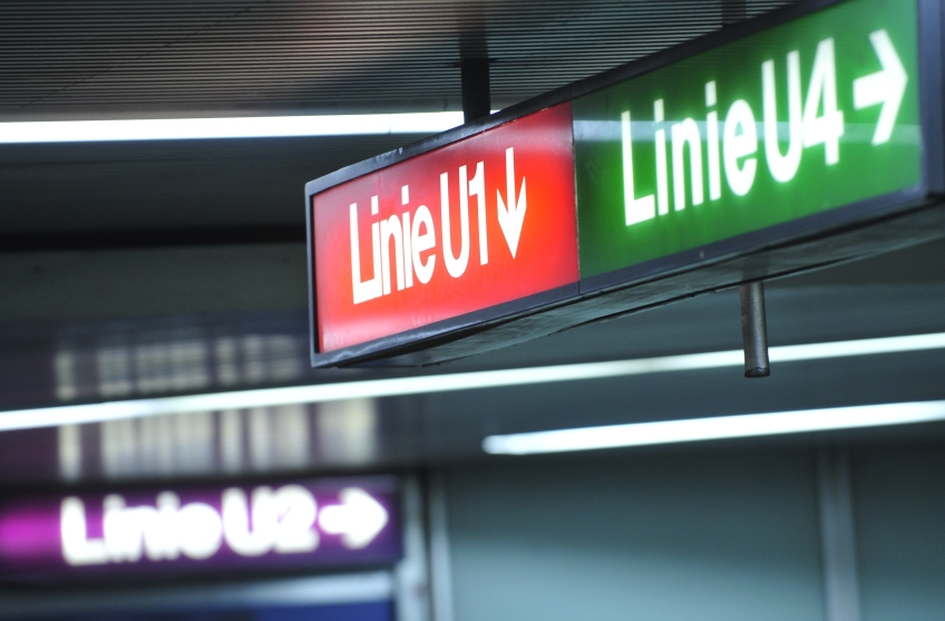 Wegweiser zu den U-Bahn Linien U1, U2 und U4 in der Station Karlsplatz.