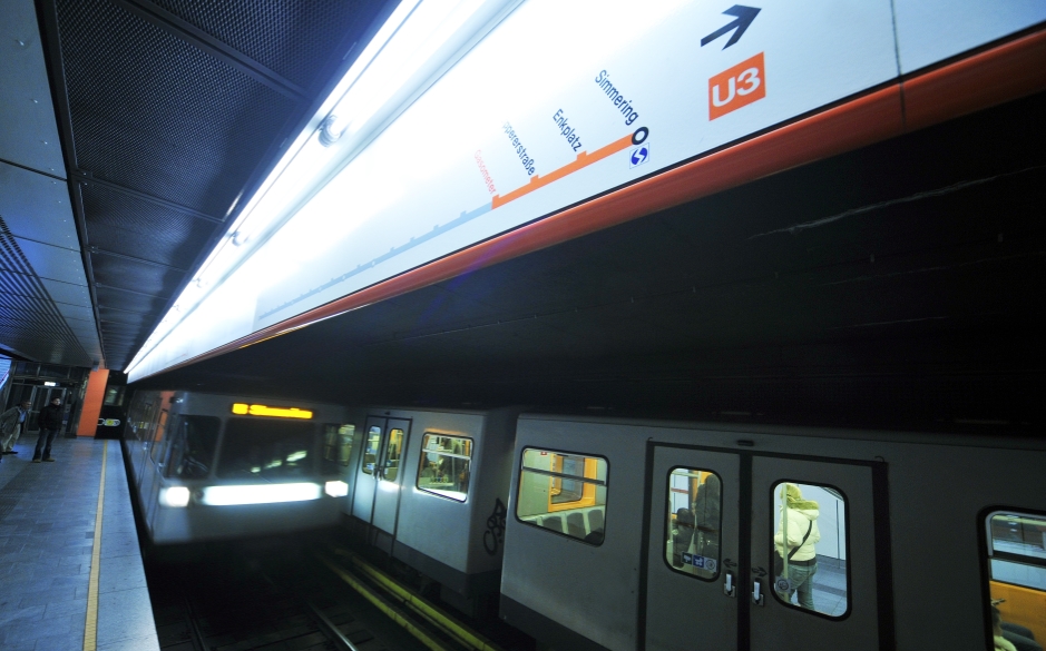 U-Bahn Zug der Linie U3 in Fahrtrichtung Simmering bei der Einfahrt in die Station Gasometer.