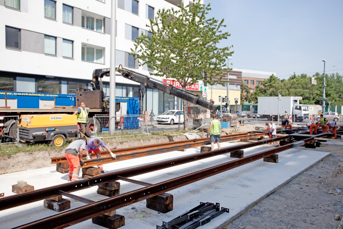 Bauarbeiten Verbindungsstrecke Tokiostraße in Kagran, Erste Schienen werden verlegt, Juni 2012