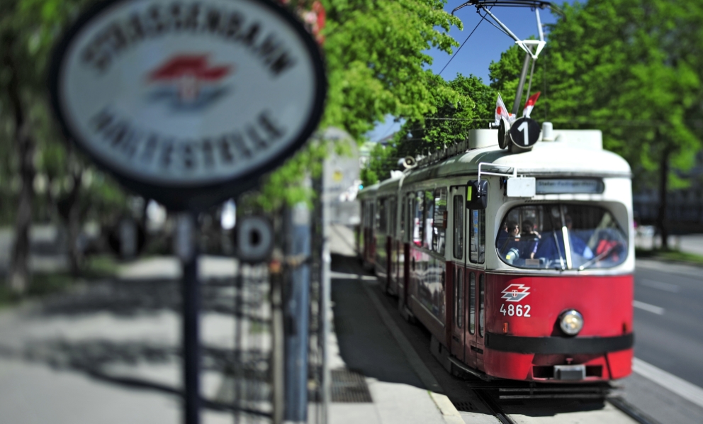 Straßenbahn der Linie 1 auf der Ringstraße.