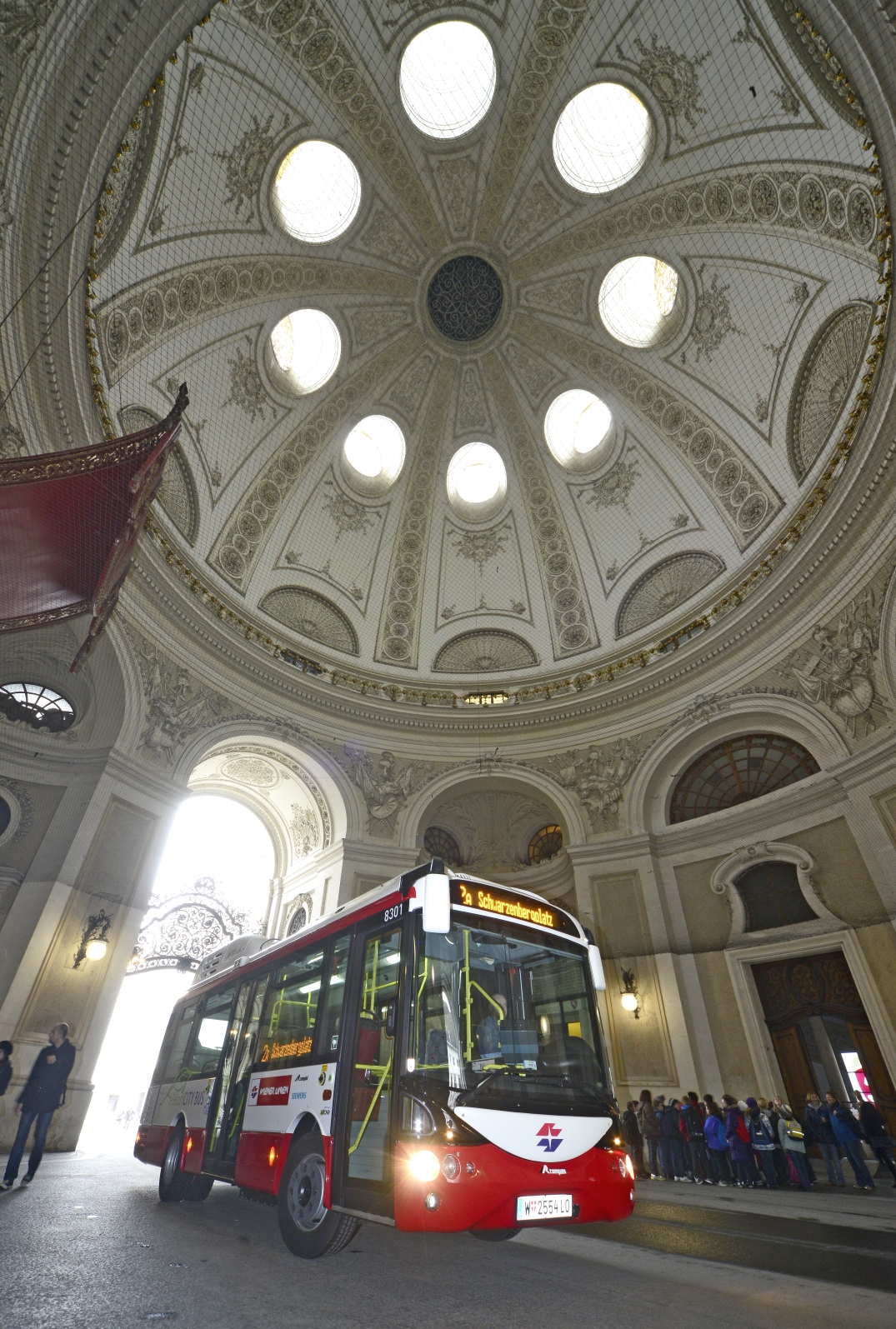 Bereits auf der Linie 2A im Einsatz: der voll-elektrische City-Bus. Hier im Bereich Hofburg.