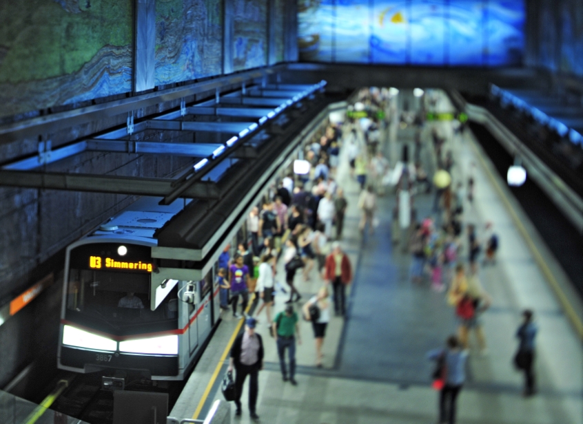 U-Bahn Zug der Linie U3 in der Station Volkstheater.