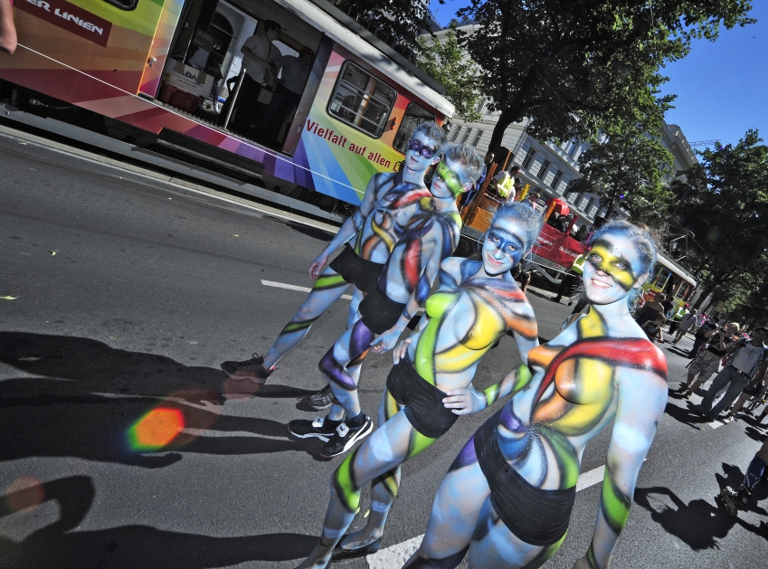 Zwei Sonderzüge der Wiener Linien führen die diesjährige Regenbogenparade über die Wiener Ringstraße an.