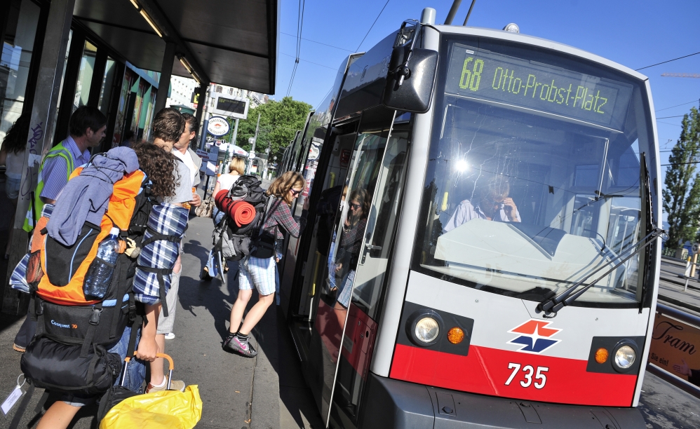 Rund um die Modernisierung der U1 betreut das Kundendienst-Team der Wiener Linien zwischen 2. Juli bis 15. Juli einen Info-Bus am Schwedenplatz. Durch persönliche Information vor Ort und Infofoldern und –material zum Mitnehmen soll der Informationsbedarf von Fahrgästen (insbesondere von aus dem Urlaub heimkehrenden Wienern) gedeckt werden.