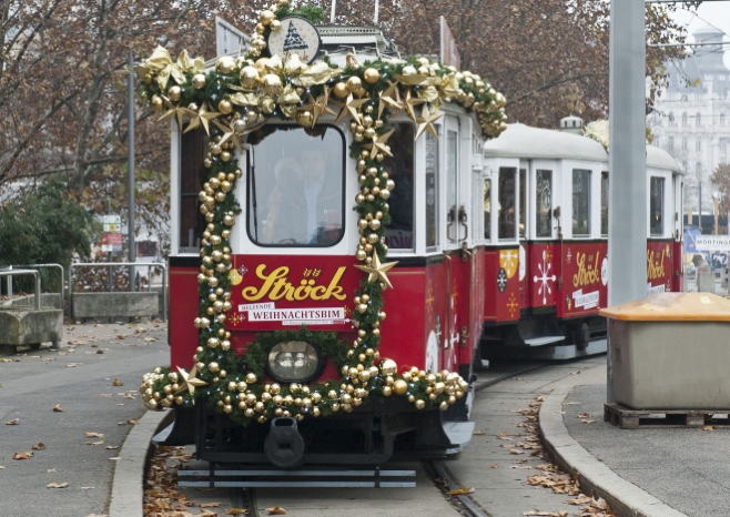 Präsentation der Ströck-Weihnachtsbim am Karlsplatz.