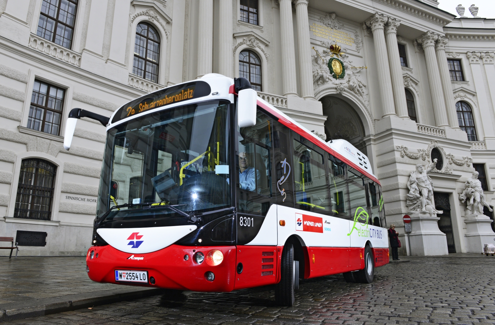 Bereits auf der Linie 2A im Einsatz: der voll-elektrische City-Bus. Hier im Bereich Michaelerplatz.