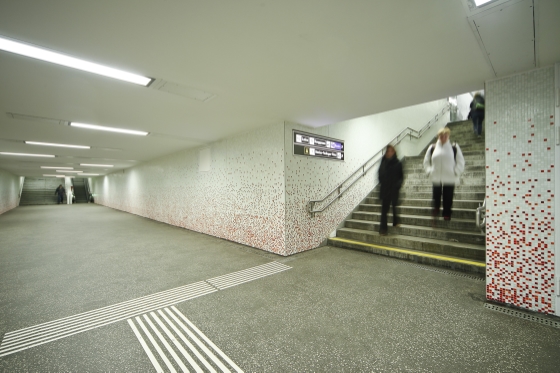 Neu sanierte Ustrab-Station Matzleinsdorfer Platz, Passage