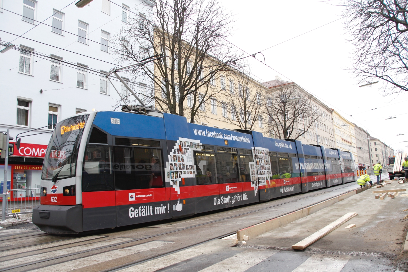 Linie 67 mit Ulf 632 Facebookwerbewagen in der Favoritenstraße, rechts neue provisorische Heltestelle wg.U-Bahn Bau