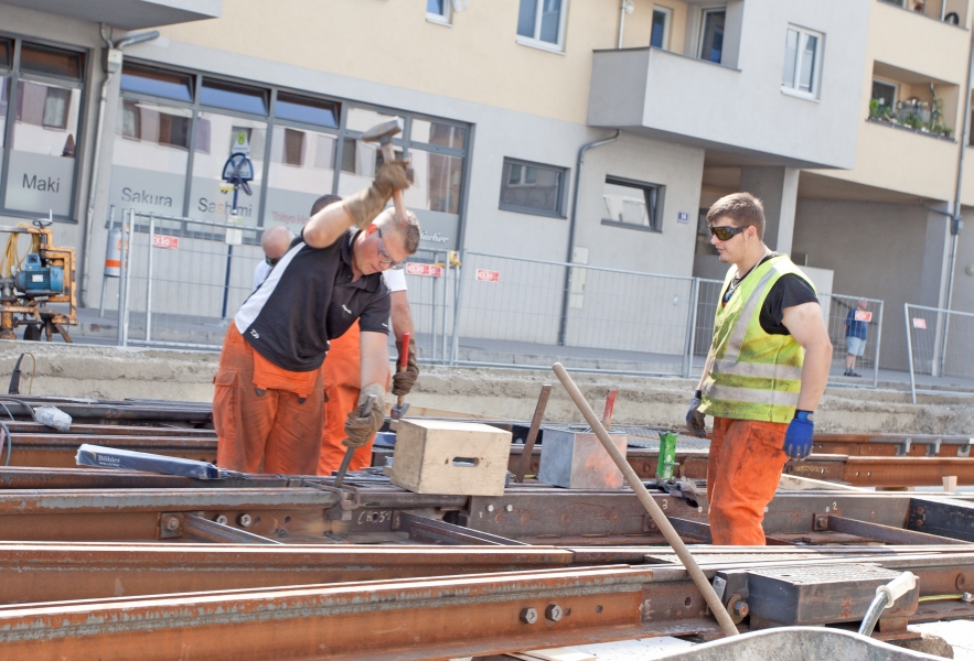 Bauarbeiten Verbindungsstrecke Tokiostraße in Kagran, Erste Schienen liegen und werden bearbeitet, Juni 2012