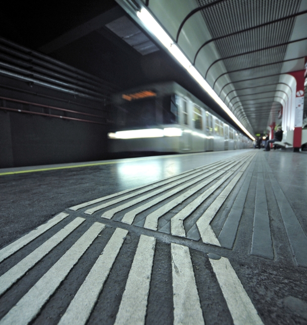 Taktiles Leitsystem, Blindenleitsystem am Bahnsteig der Station Taubstummengasse der Linie U1.