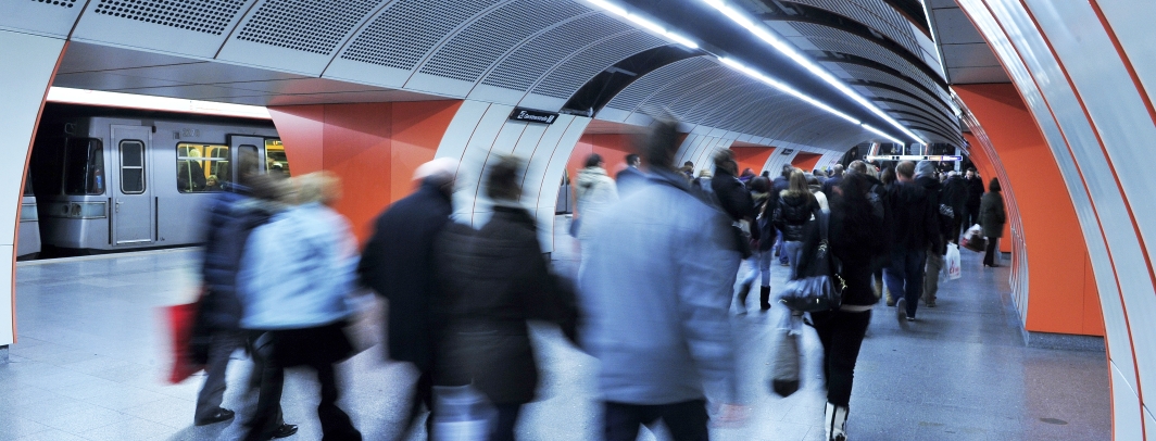 Fahrgäste in der Station Westbahnhof.