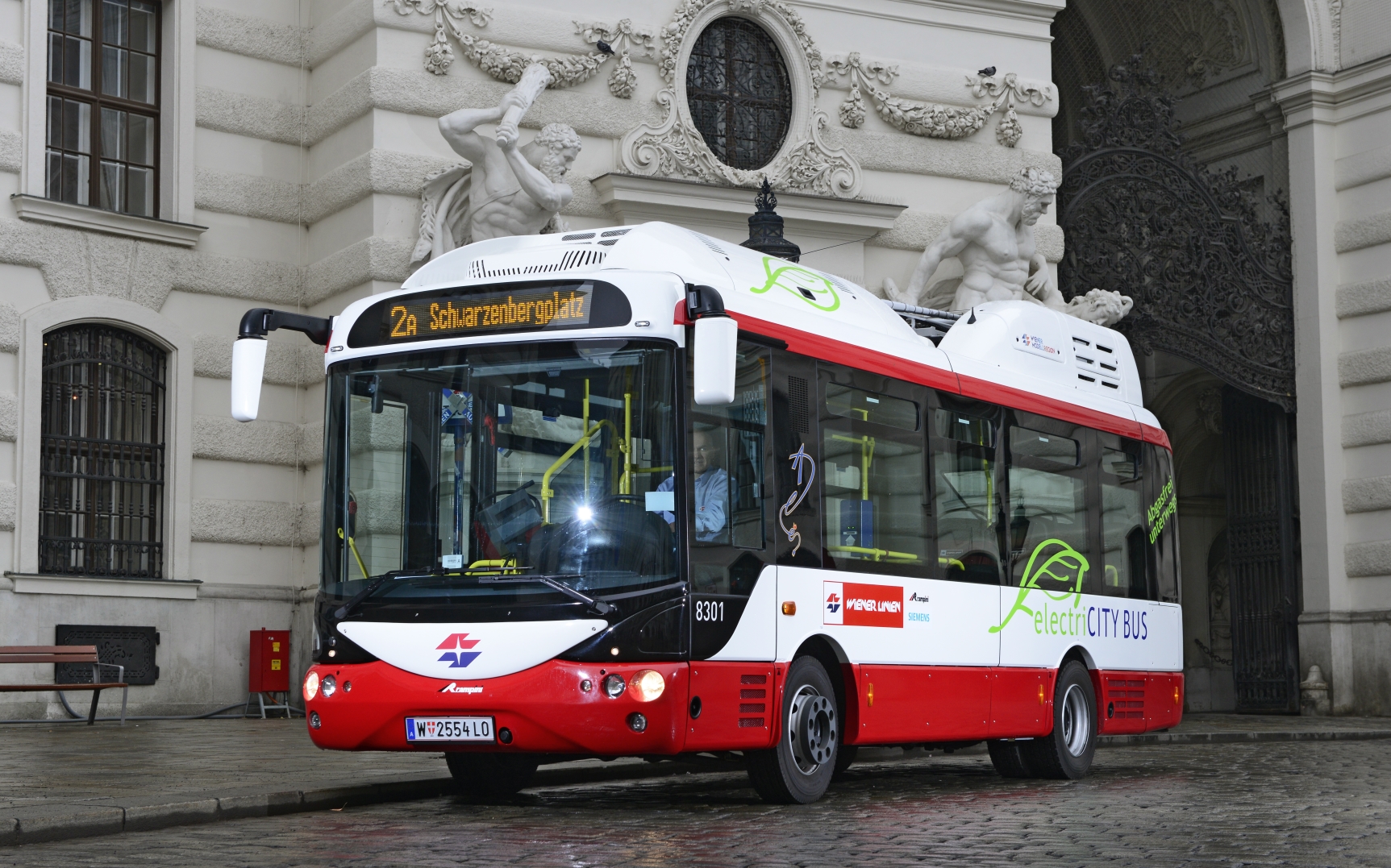 Bereits auf der Linie 2A im Einsatz: der voll-elektrische City-Bus. Hier im Bereich Michaelerplatz.