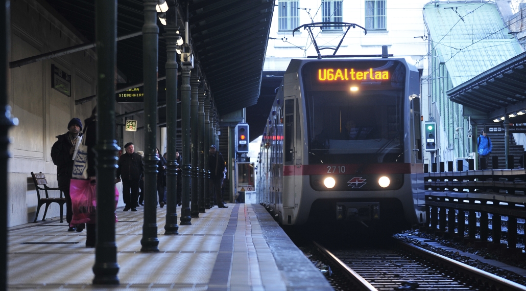 U-Bahn Zug der Linie U6 in der Station Burggasse / Stadthalle.