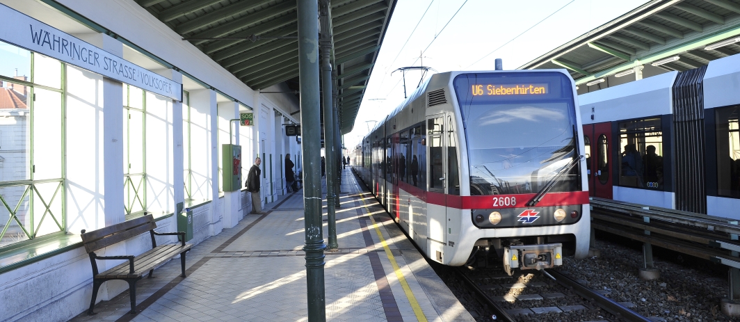 U-Bahn Zug der Linie U6 in der Station Währinger Straße / Volksoper.