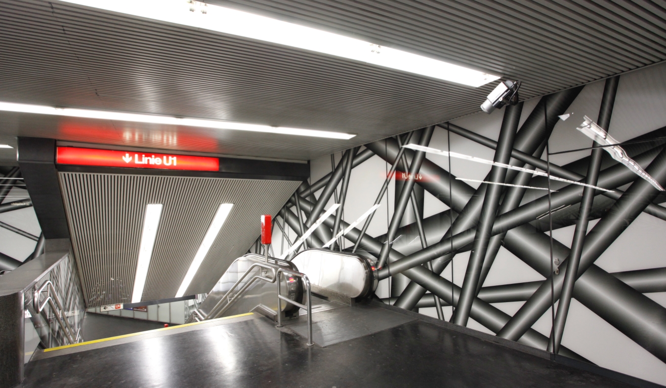 Das von Peter Kogler künstlerisch gestaltete Zwischengeschoß in der U-Bahn-Station Karlsplatz.