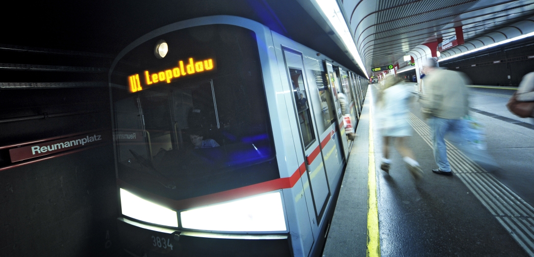 U-Bahn Zug der Linie U1  in der Station Reumannplatz.