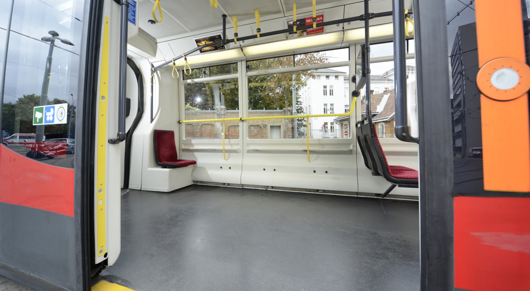 Vorerst im Probebetrieb bietet ein ULF der Linie 43 mehr Platz zum Einsteigen und für Kinderwägen durch den Ausbau dreier Sitzreihen.