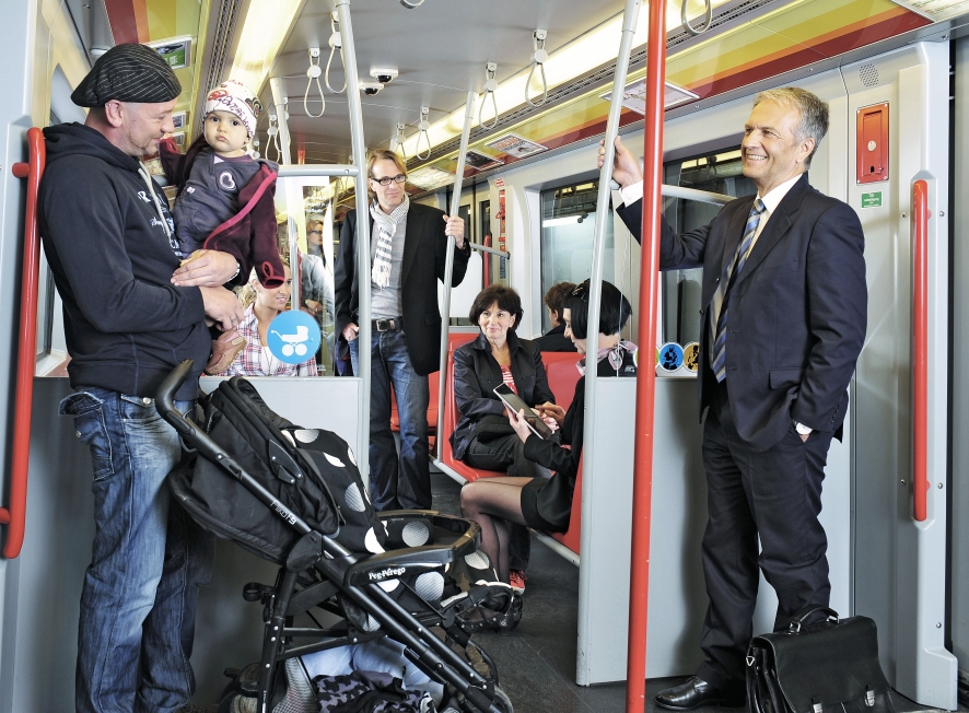 Die ab 1. Mai 2012 geltendeTarifreform der Wiener Linien wirkt sich auf viele positiv aus. (Bildrechte der abgebildeten Personen wurden zugunsten der Wiener Linien abgegeben - Veröffentlichung uneingeschränkt möglich!)