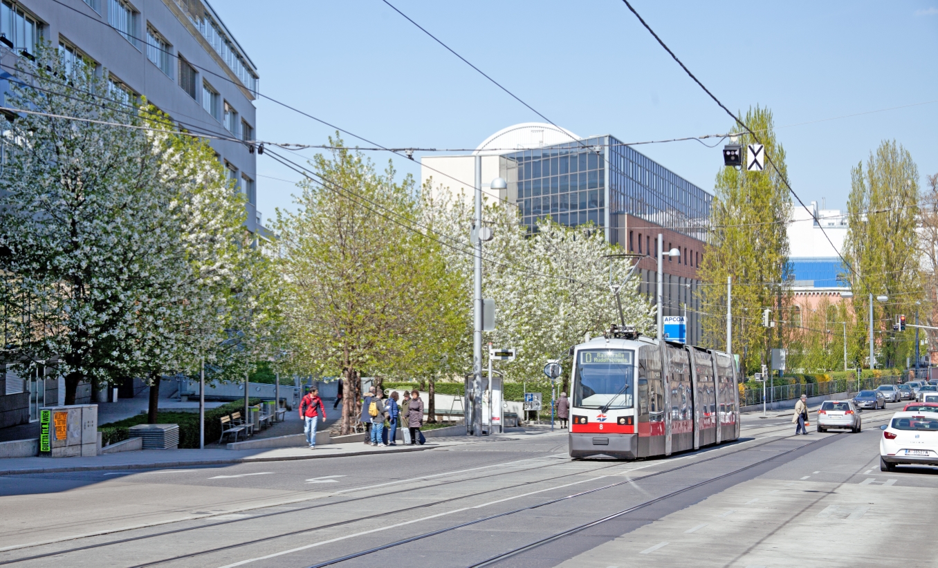 Linie O Bereich Ungargasse, Rennweg mit Zug der Type A Frühling 2012