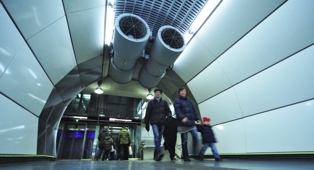 Fahrgäste im Verbindungsgang in der Station Schottenring. Im HIntergrund die Liftanlagen der U2.