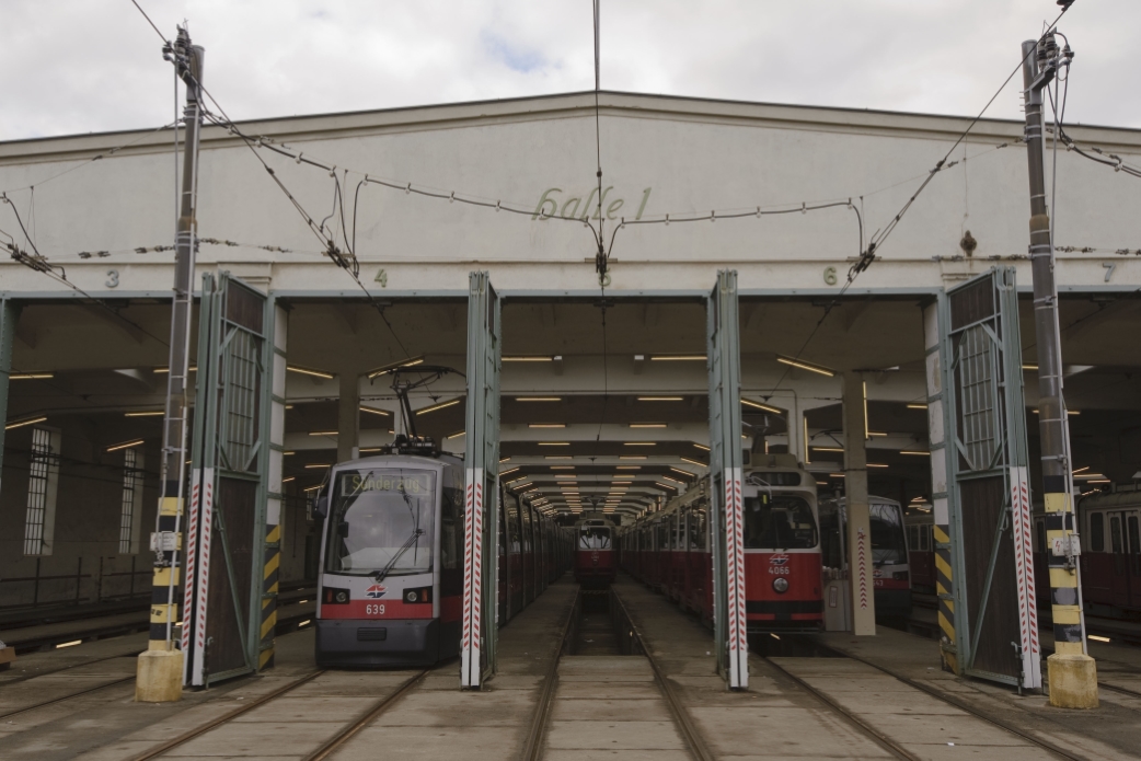 Straßenbahnen im Bahnhof Favoriten.