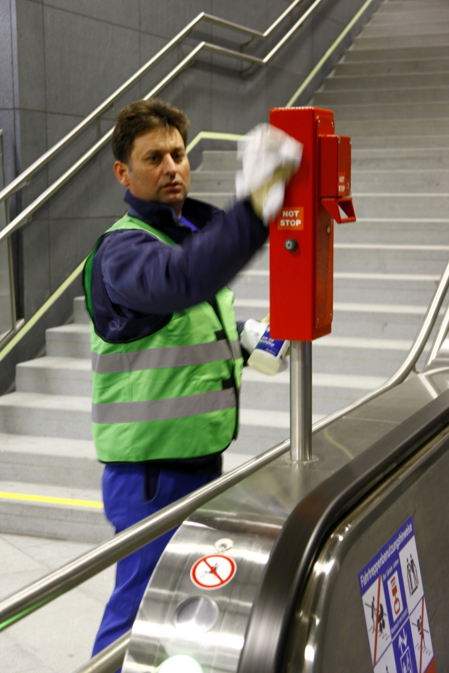 Die Wiener Linien sind um die Sauberkeit der Fahrzeuge und Stationen bemüht. In den Nächten werden die Fahrzeuge und Stationen gereinigt.