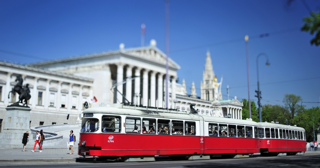 Straßenbahn der Linie 2 auf der Ringstraße vor dem Parlament.