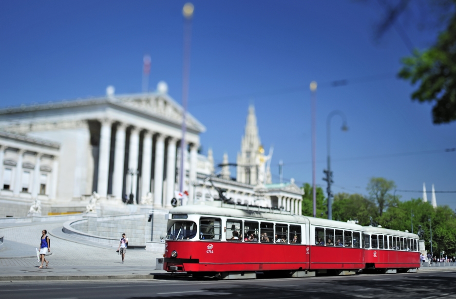 Straßenbahn der Linie 2 auf der Ringstraße vor dem Parlament.