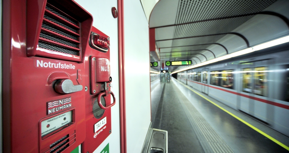 Notrufstelle am Bahnsteig der Linie U1.