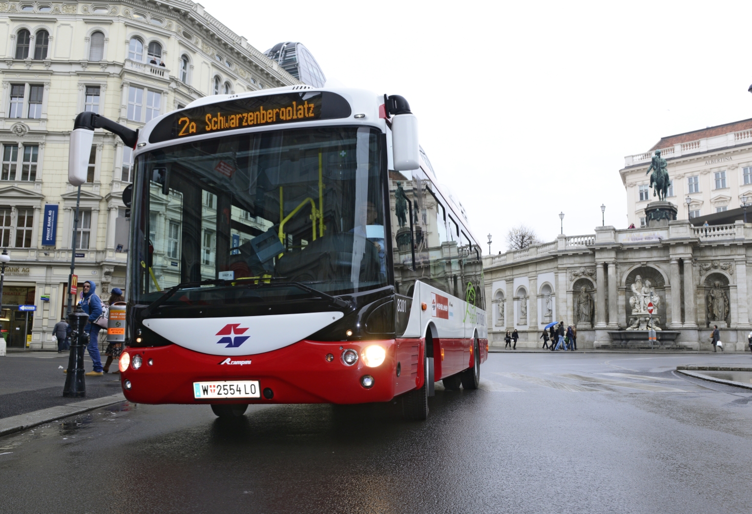 Bereits auf der Linie 2A im Einsatz: der voll-elektrische City-Bus. Hier im Bereich Albertina / Oper.
