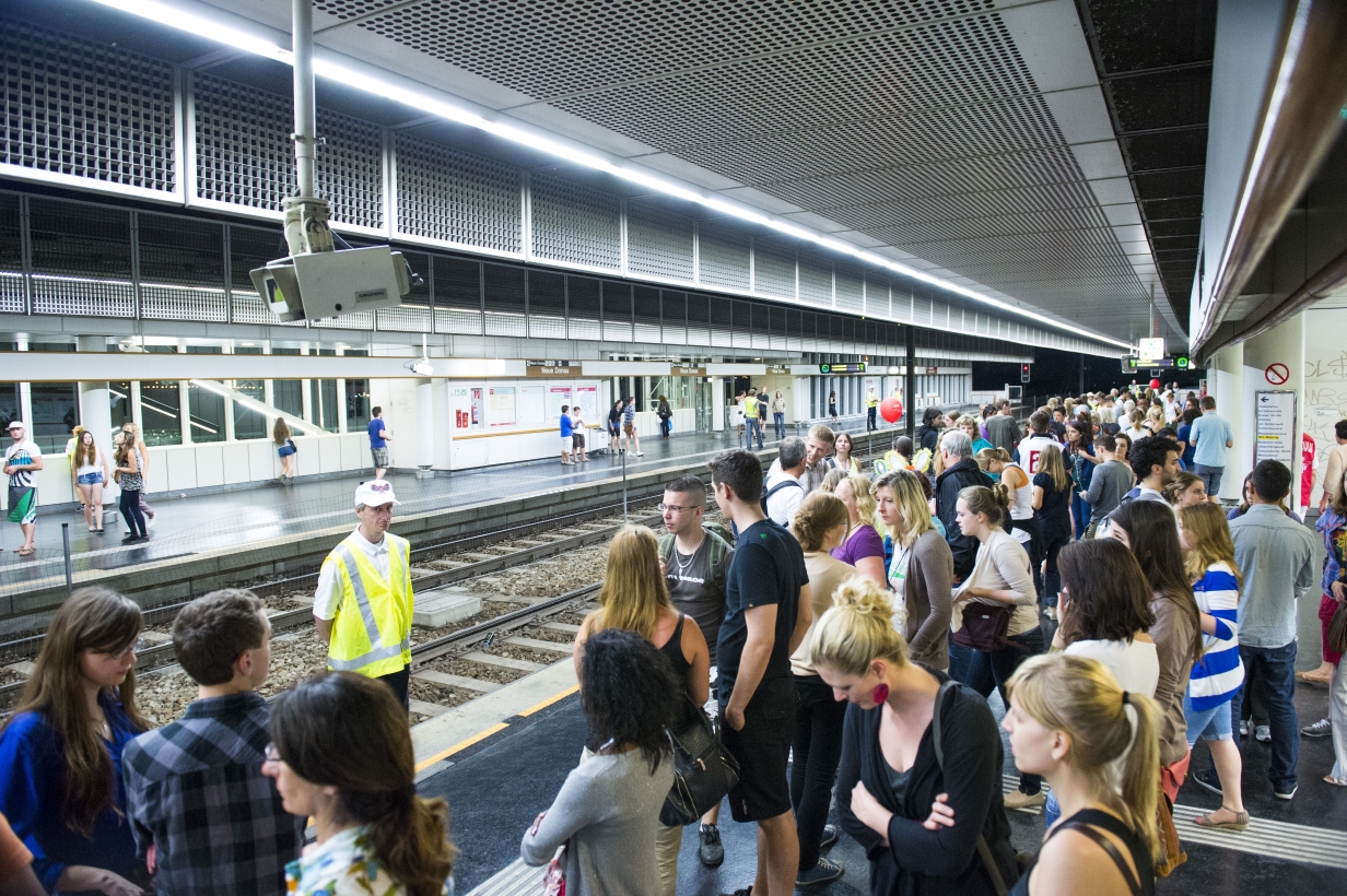 22.06.2012, Wien: Heute hat das alljaehrliche Donauinselfest begonnen. Die Wiener Linien sorgen mit 500 zusaetzlichen MitarbeiterInnen fuer einen Reibungslosen Ablauf.