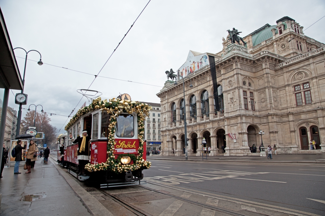 StröckBim der Wr.Linien,Type M-m fährt eben aus der Station Kärntner Ring Oper Richtung Karlsplatz, Dez 2012