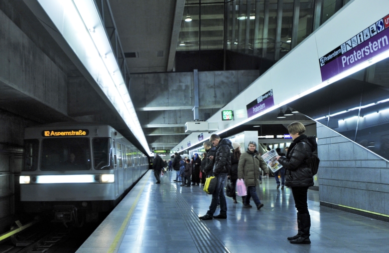 Silberpfeil bei der Einfahrt in die Station Praterstern.