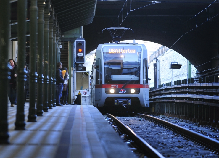 U-Bahn Zug der Linie U6 in der Station Burggasse / Stadthalle.