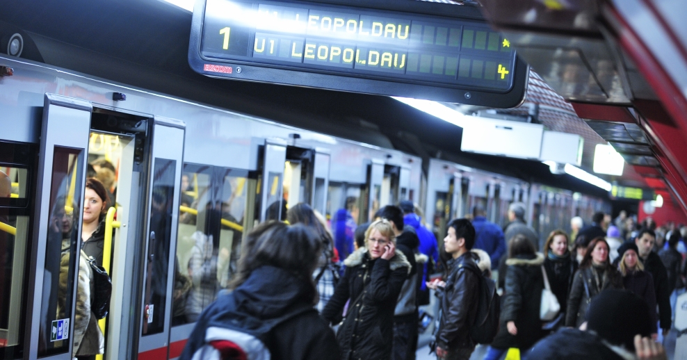 U-Bahn Zug der Linie U1 in der Station Stephansplatz.