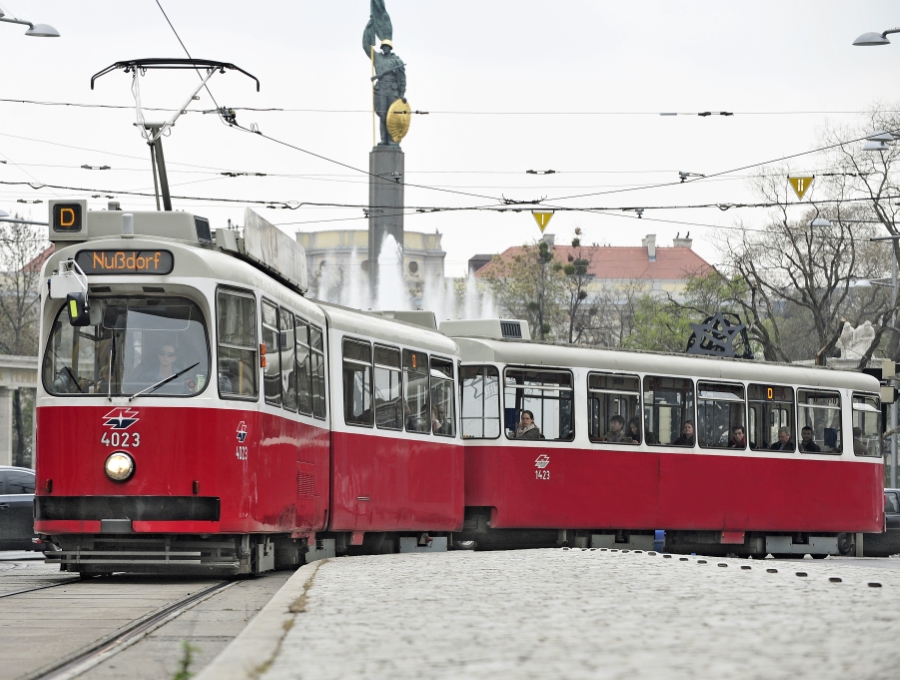 Straßenbahn der Linie D im Bereich Schwarzenbergplatz.