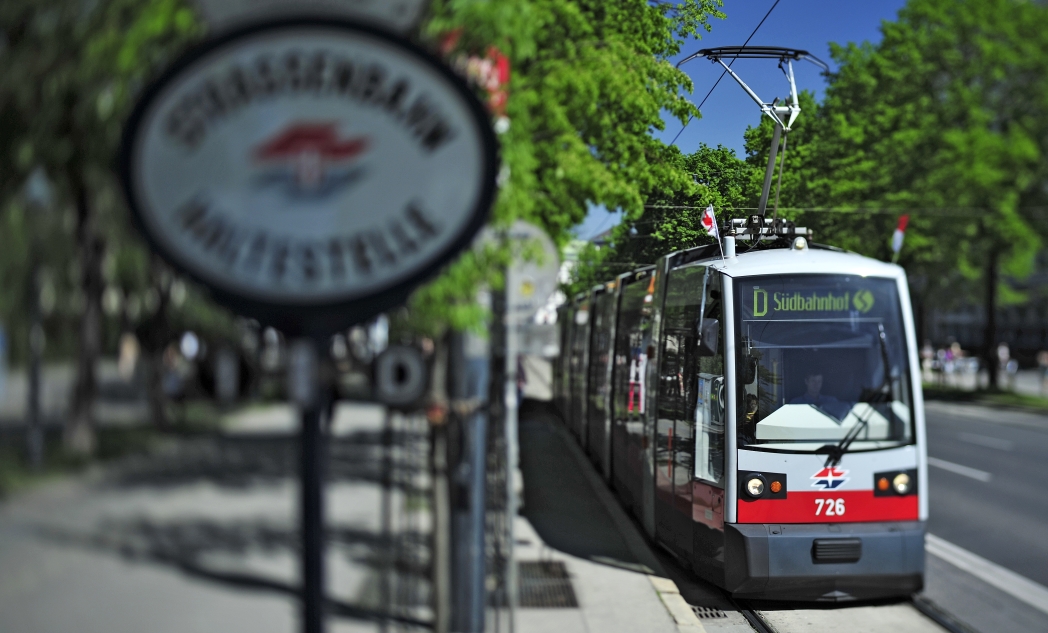 Straßenbahn der Linie D auf der Ringstraße.