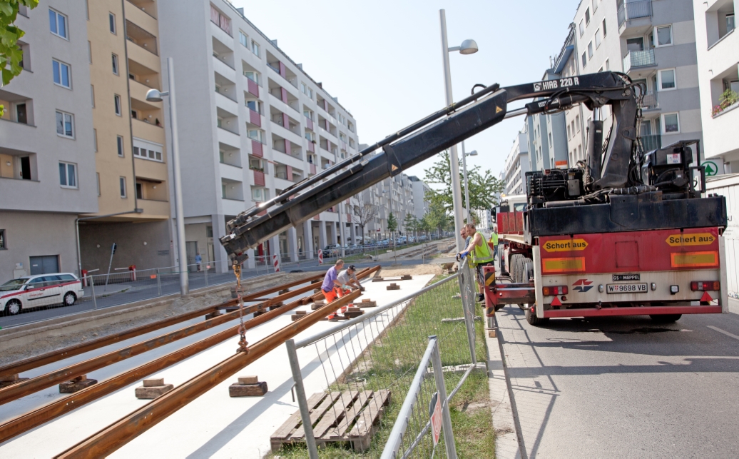 Bauarbeiten Verbindungsstrecke Tokiostraße in Kagran, Erste Schienen werden gebracht und verlegt, Juni 2012