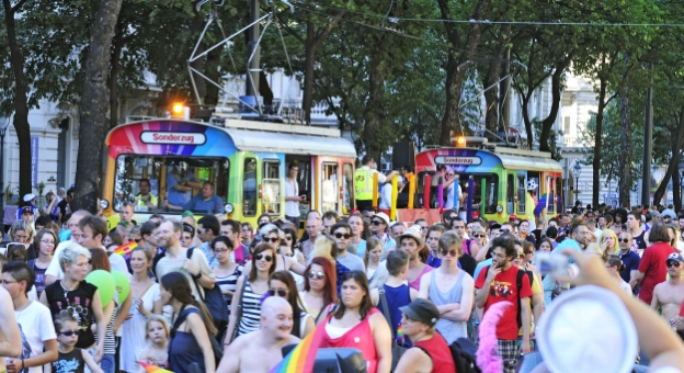 Zwei Sonderzüge der Wiener Linien führen die diesjährige Regenbogenparade über die Wiener Ringstraße an.